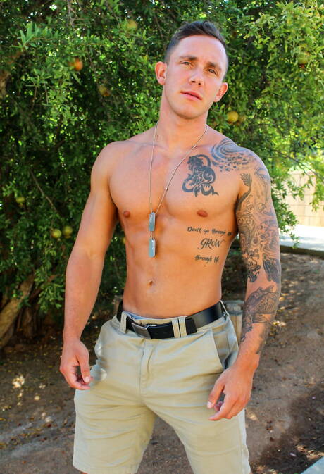 Amerikaanse hunk Cole Weston plaagt zijn pik buiten