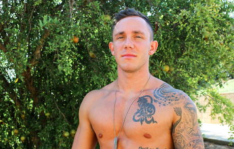 Amerikaanse hunk Cole Weston plaagt zijn pik buiten