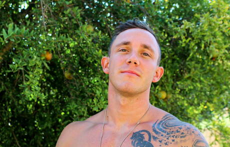 Amerikaanse hunk Cole Weston plaagt zijn pik buiten