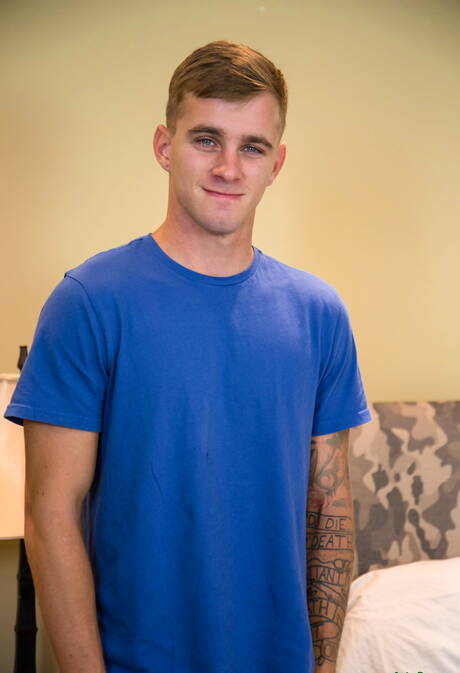 Le star americane Ryan Jordan e il muscoloso Elye Black si scopano il culo dopo aver succhiato un cazzo