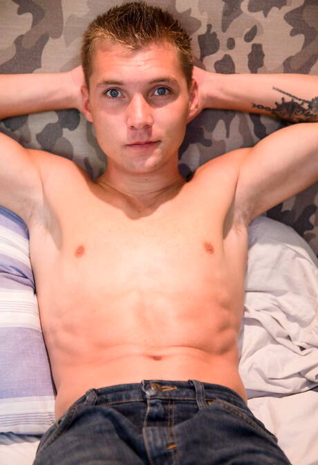 Le star americane Ryan Jordan e il muscoloso Elye Black si scopano il culo dopo aver succhiato un cazzo