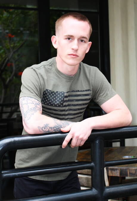 De gespierde Kevin Texas poseert naakt buiten