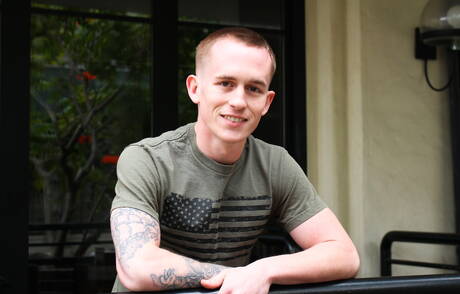 De gespierde Kevin Texas poseert naakt buiten