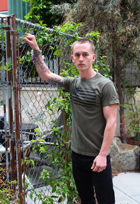 De gespierde Kevin Texas poseert naakt buiten