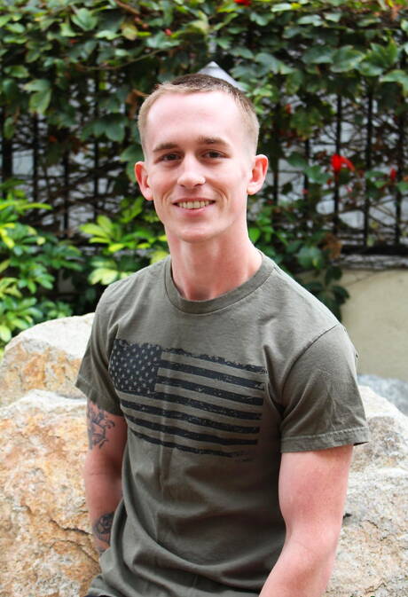 De gespierde Kevin Texas poseert naakt buiten