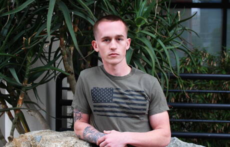 De gespierde Kevin Texas poseert naakt buiten