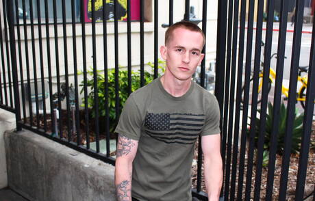 De gespierde Kevin Texas poseert naakt buiten