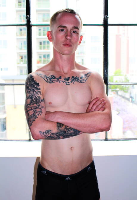 De gespierde Kevin Texas poseert naakt buiten