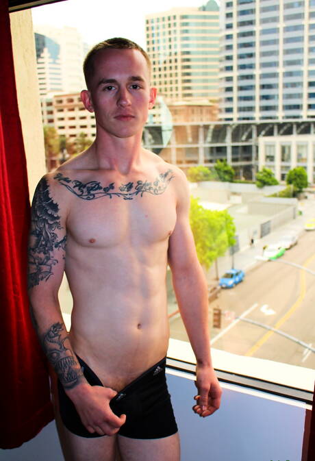 De gespierde Kevin Texas poseert naakt buiten