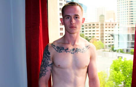 De gespierde Kevin Texas poseert naakt buiten