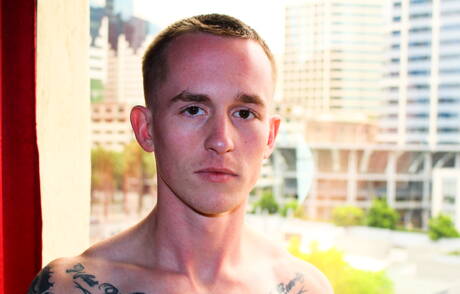 De gespierde Kevin Texas poseert naakt buiten