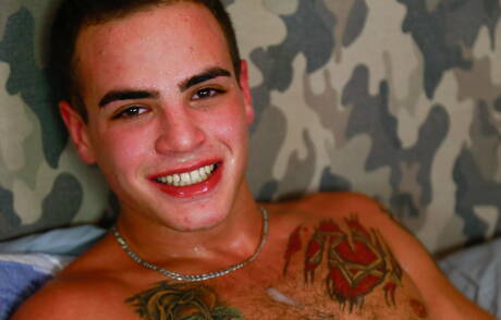 肌肉男盧克·約翰遜享受快樂