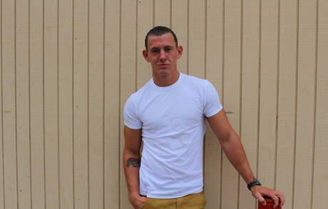 O musculoso Phoenix River mostra um corpo bem construído por fora