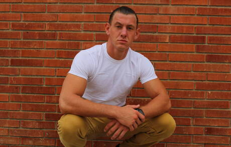 O musculoso Phoenix River mostra um corpo bem construído por fora