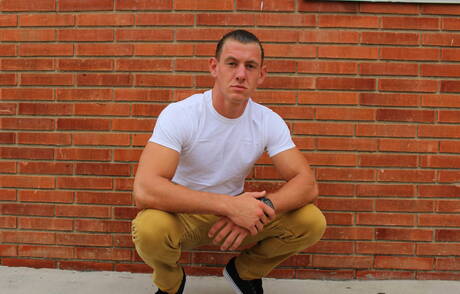 O musculoso Phoenix River mostra um corpo bem construído por fora