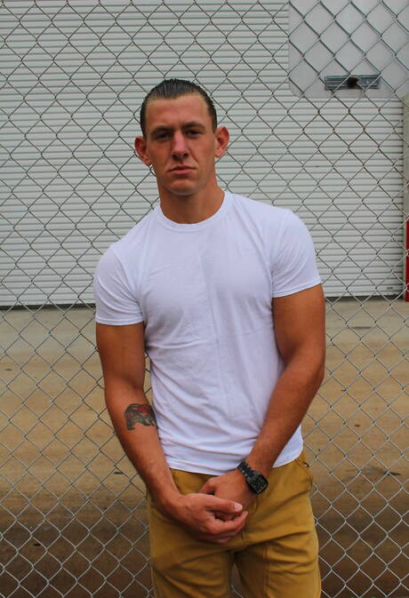 O musculoso Phoenix River mostra um corpo bem construído por fora