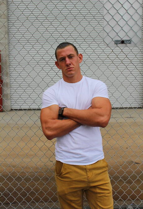 O musculoso Phoenix River mostra um corpo bem construído por fora