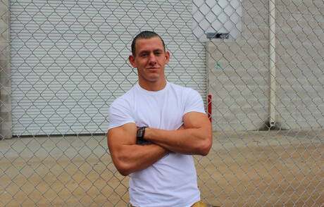 O musculoso Phoenix River mostra um corpo bem construído por fora