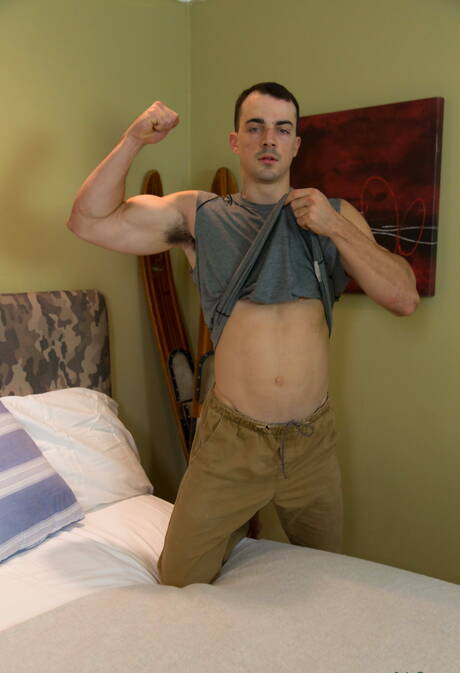 アメリカの強豪アレックス・ジェームズが自慰をする