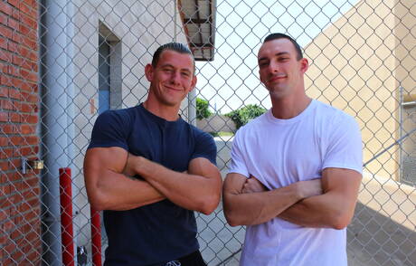 Superstud Phoenix River en knappe kerel Johnny B hebben anale seks in de buitenlucht