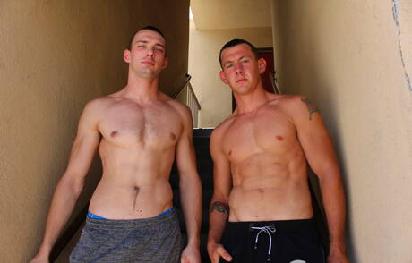 Superstud Phoenix River en knappe kerel Johnny B hebben anale seks in de buitenlucht