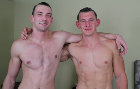 Superstud Phoenix River en knappe kerel Johnny B hebben anale seks in de buitenlucht