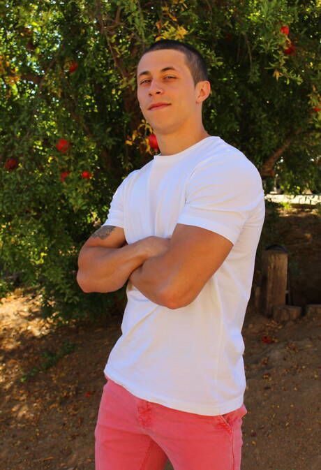 Amerykański mięśniak Bradley Hayes masturbuje się na zewnątrz