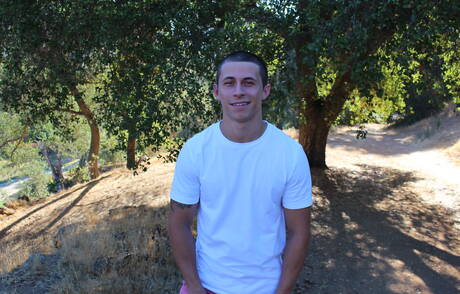 Amerykański mięśniak Bradley Hayes masturbuje się na zewnątrz