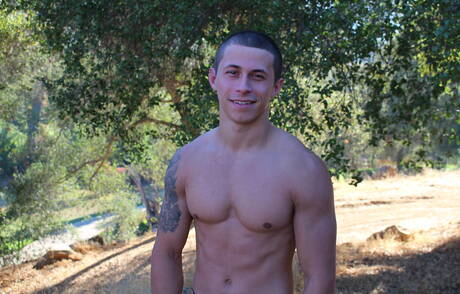 Amerykański mięśniak Bradley Hayes masturbuje się na zewnątrz