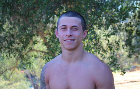 Amerykański mięśniak Bradley Hayes masturbuje się na zewnątrz