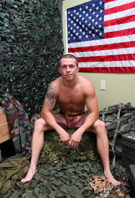 Amerykański mięśniak Bradley Hayes masturbuje się na zewnątrz