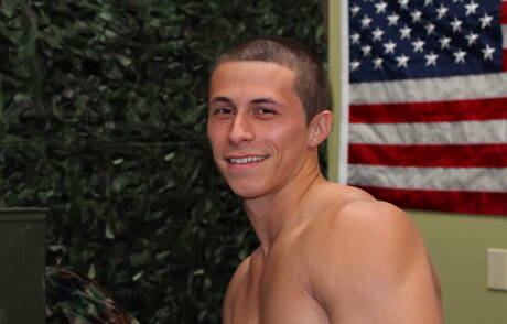 Amerykański mięśniak Bradley Hayes masturbuje się na zewnątrz