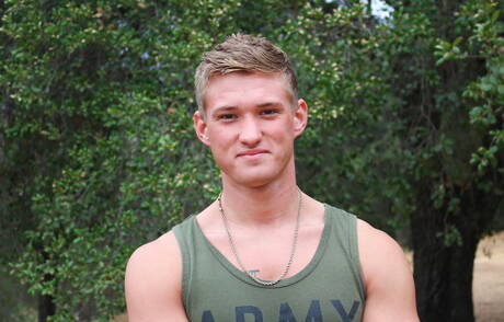 Der muskulöse Jayden Lawrence neckt seinen Schwanz draußen