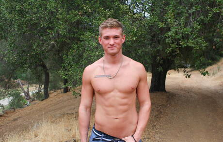 Der muskulöse Jayden Lawrence neckt seinen Schwanz draußen