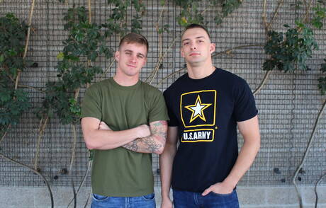 O bonitão americano Ryan Jordan e o robusto Johnny B fazem sexo gostoso ao ar livre