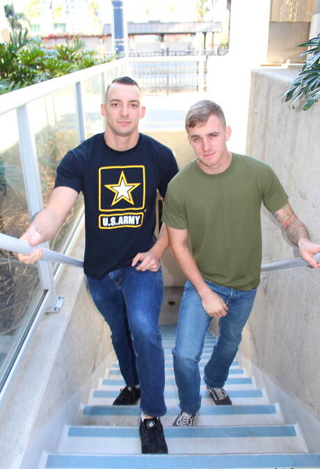 O bonitão americano Ryan Jordan e o robusto Johnny B fazem sexo gostoso ao ar livre