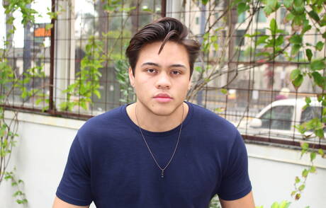 アジアの筋肉質なレオ・ウォーカーが屋外で自慰行為をしている