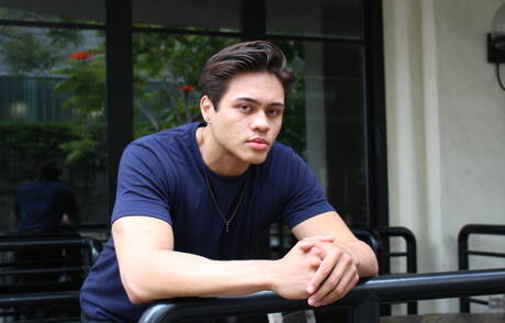 アジアの筋肉質なレオ・ウォーカーが屋外で自慰行為をしている