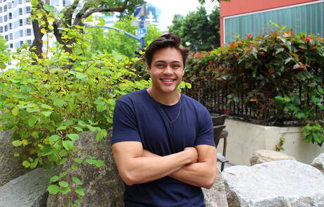 アジアの筋肉質なレオ・ウォーカーが屋外で自慰行為をしている