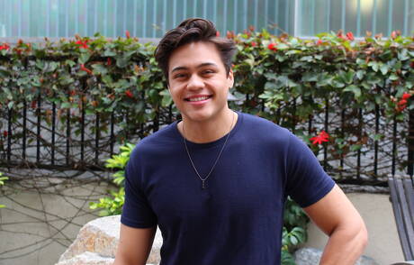 アジアの筋肉質なレオ・ウォーカーが屋外で自慰行為をしている