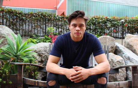 アジアの筋肉質なレオ・ウォーカーが屋外で自慰行為をしている