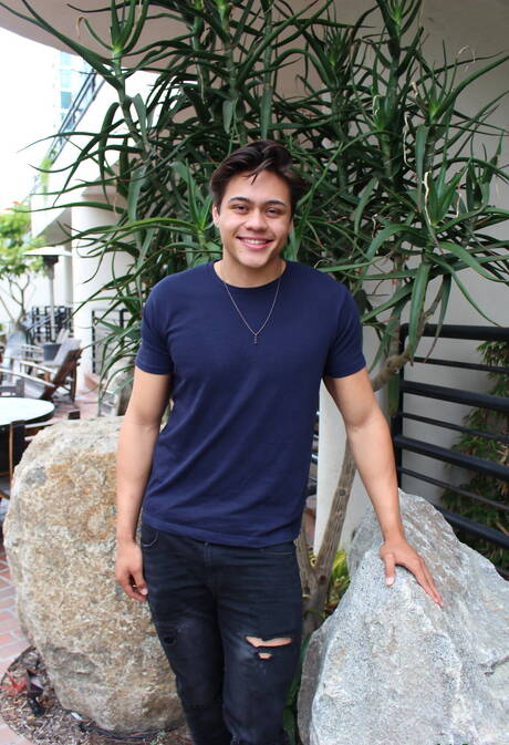 アジアの筋肉質なレオ・ウォーカーが屋外で自慰行為をしている