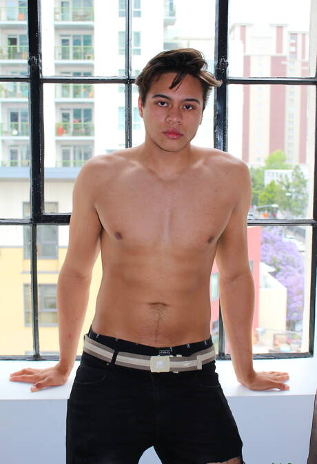 アジアの筋肉質なレオ・ウォーカーが屋外で自慰行為をしている