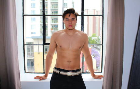 アジアの筋肉質なレオ・ウォーカーが屋外で自慰行為をしている