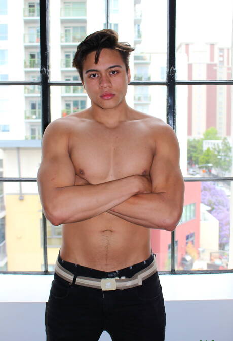 アジアの筋肉質なレオ・ウォーカーが屋外で自慰行為をしている