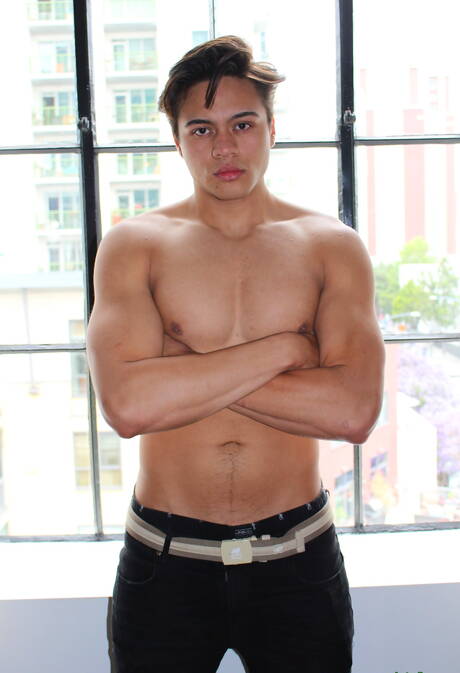 アジアの筋肉質なレオ・ウォーカーが屋外で自慰行為をしている