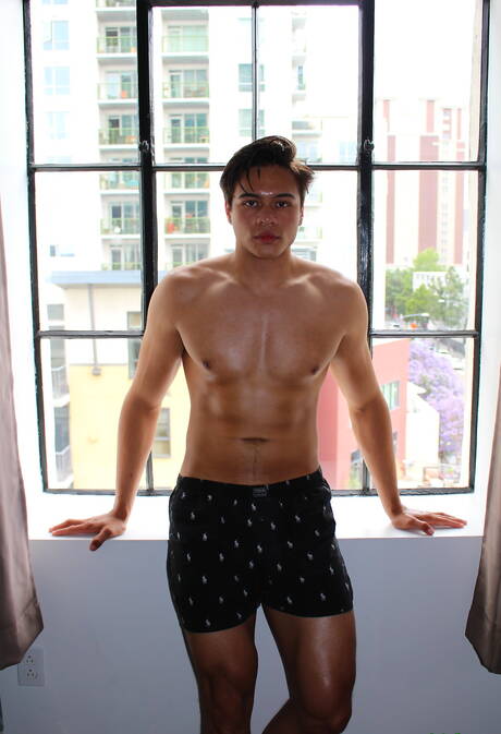 アジアの筋肉質なレオ・ウォーカーが屋外で自慰行為をしている