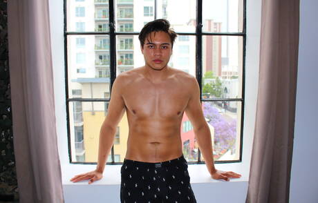 アジアの筋肉質なレオ・ウォーカーが屋外で自慰行為をしている