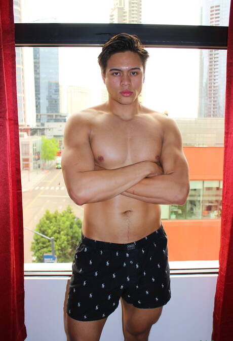 アジアの筋肉質なレオ・ウォーカーが屋外で自慰行為をしている