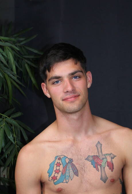 Amerykański kudłaty ogier Leeroy Jones pokazuje piękne ciało